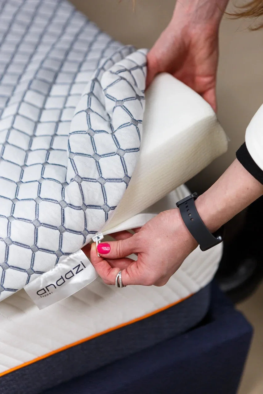 Hand unzipping removable mattress topper cover with hexagonal pattern